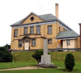 Le musée régional du Restigouche, un grand bâtiment jaune à pignons