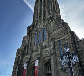 Monument for Recognition in the 21st century, une très haute cathédrale en pierre